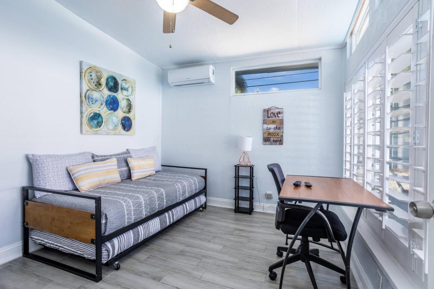 Holiday home 2Br Getaway Pool Workspace Near Disney Orlando