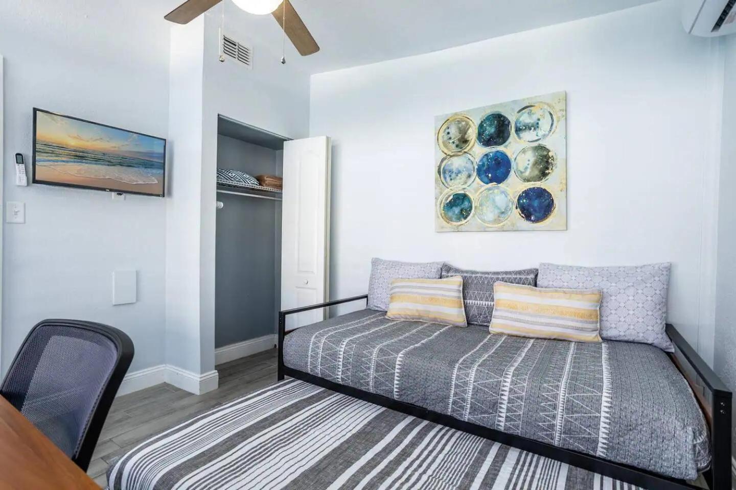 Holiday home 2Br Getaway Pool Workspace Near Disney Orlando