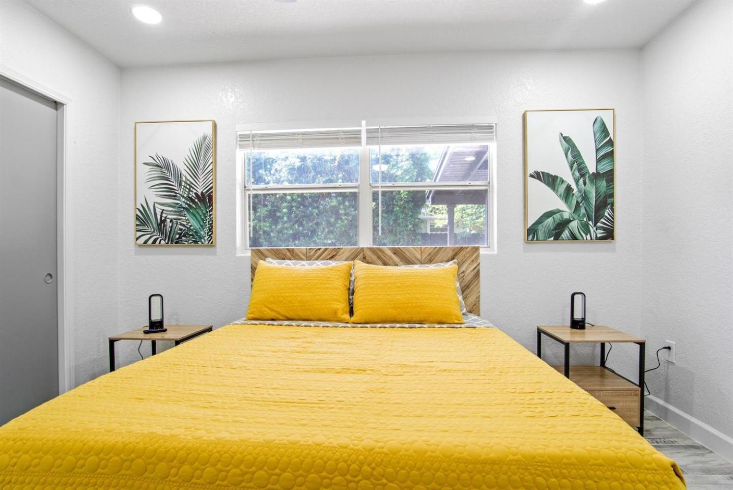 Holiday home 2br Retreat Pets Ok, Work Space, Near Airport!