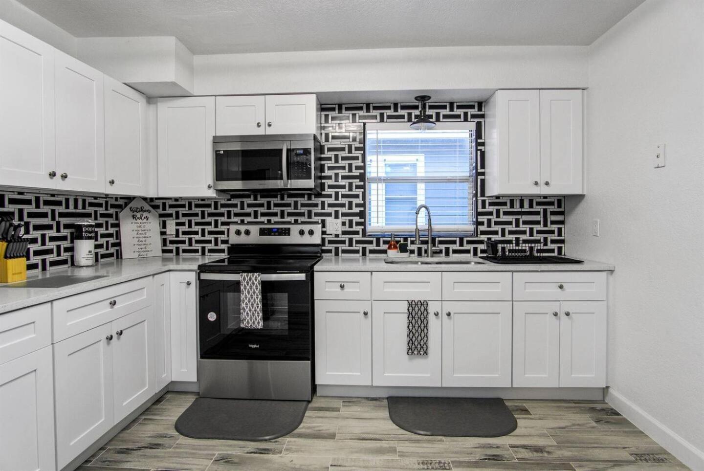 Holiday home 2br Retreat Pets Ok, Work Space, Near Airport! *