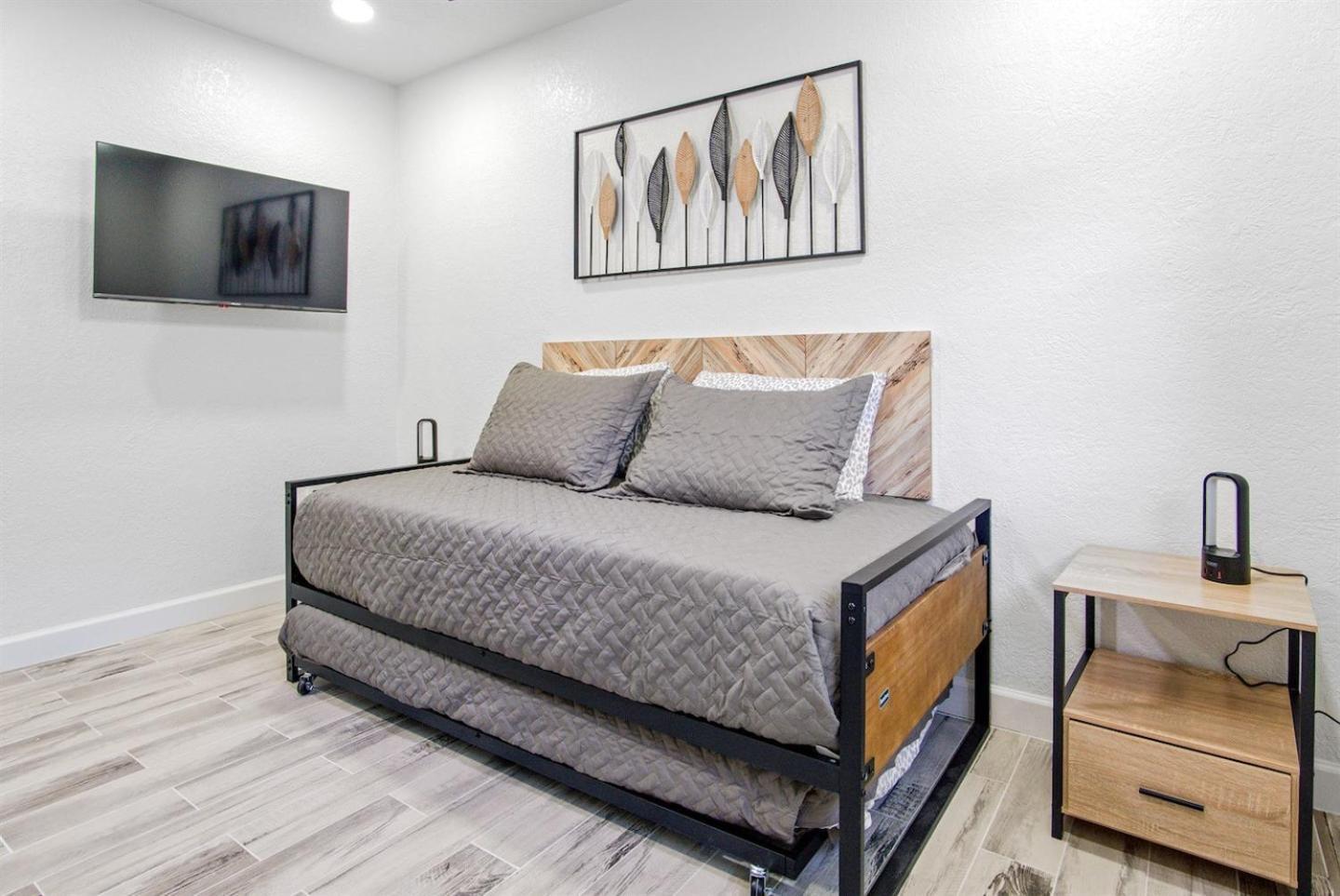 2br Retreat Pets Ok, Work Space, Near Airport!