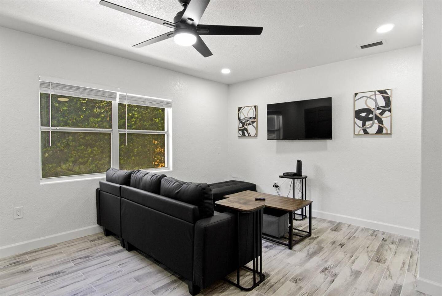 Holiday home 2br Retreat Pets Ok, Work Space, Near Airport! Orlando