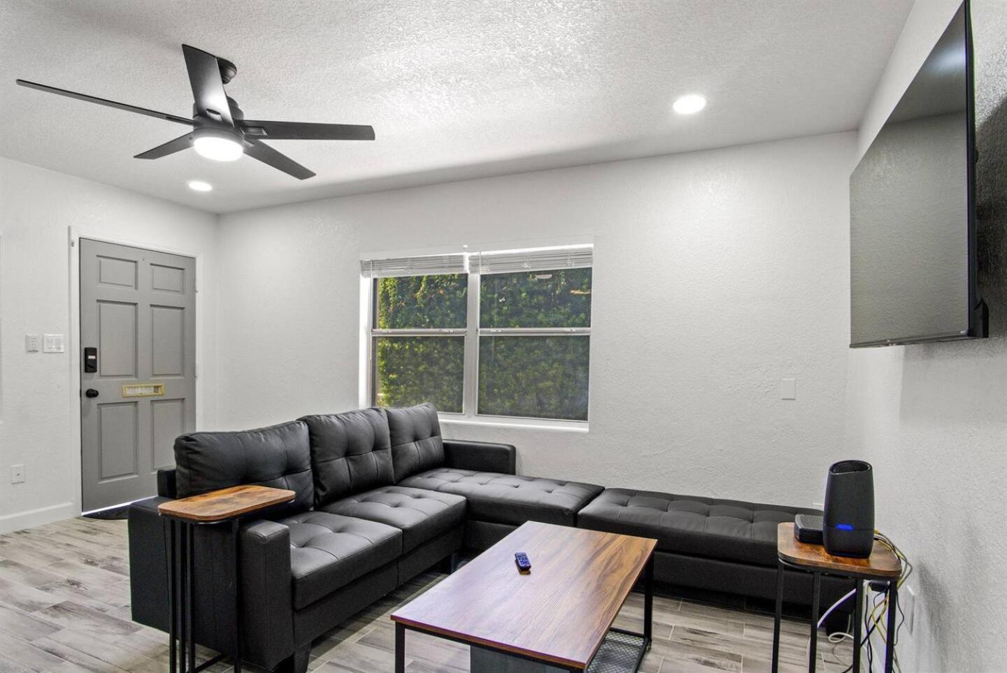 Holiday home 2br Retreat Pets Ok, Work Space, Near Airport!