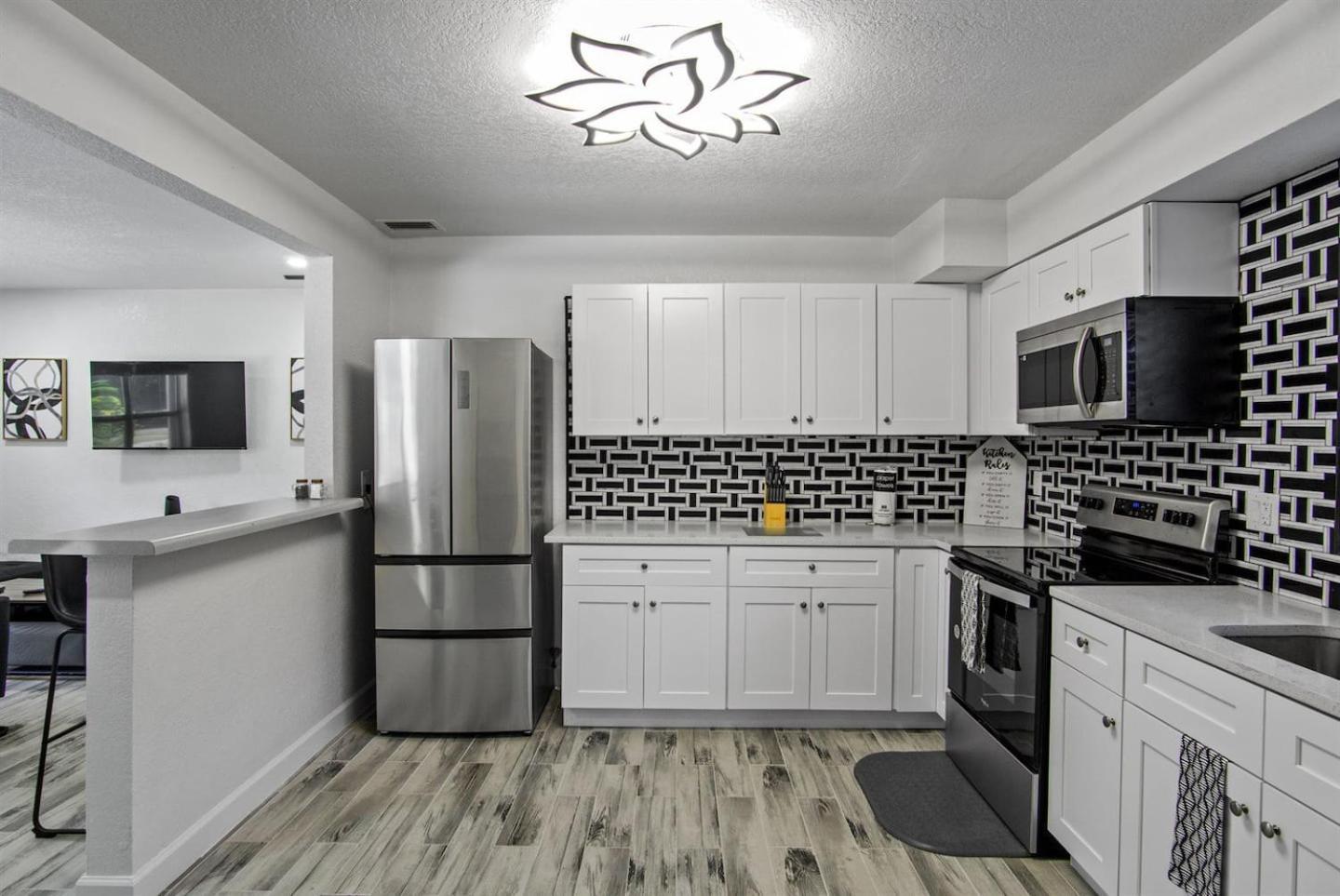 Holiday home 2br Retreat Pets Ok, Work Space, Near Airport! Orlando