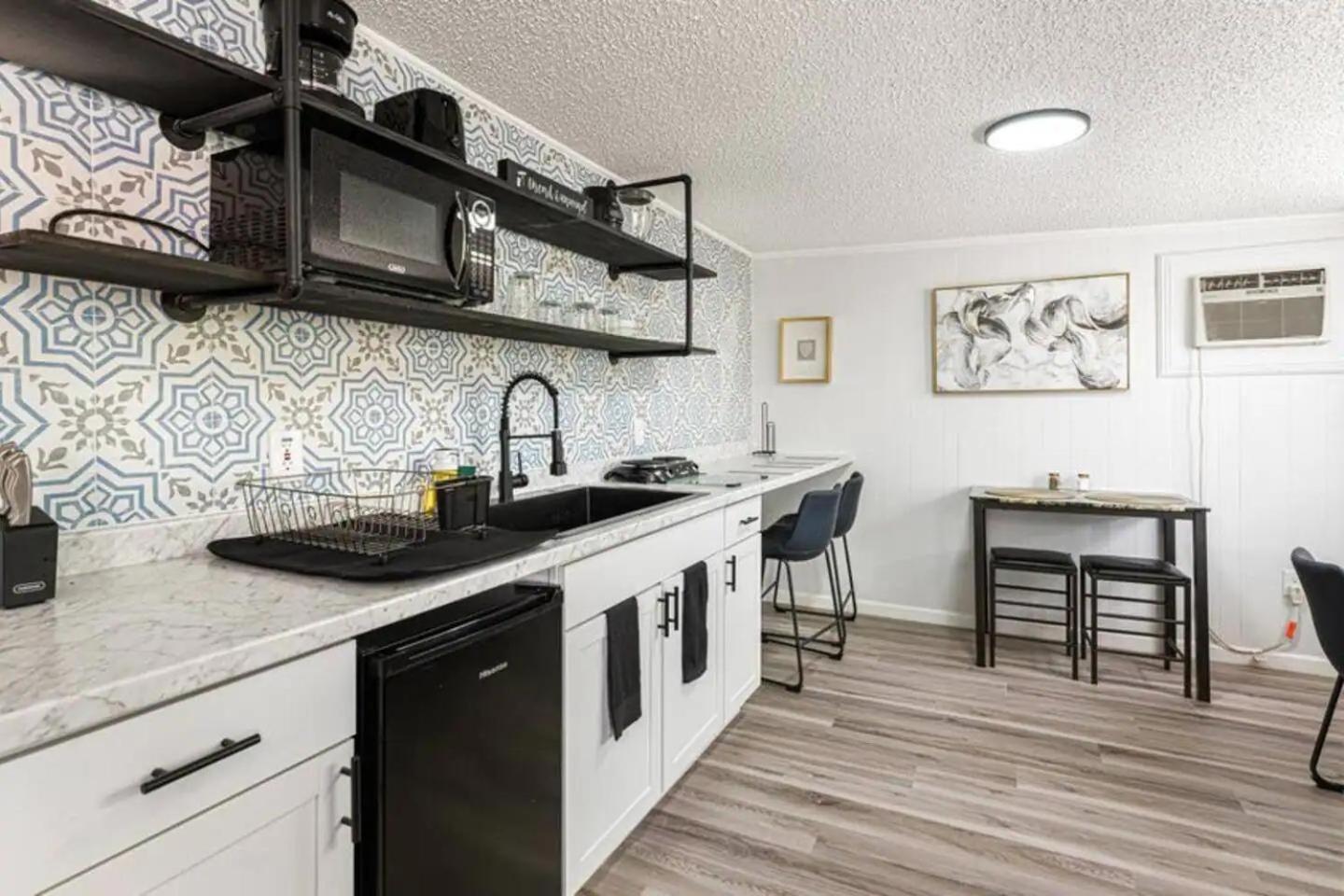 1Br Getaway Sleeps 4 Pet-Friendly Wi-Fi Holiday home *