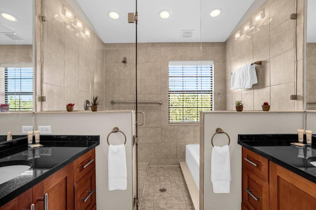 Themed 4br Family Townhome Inside Area
