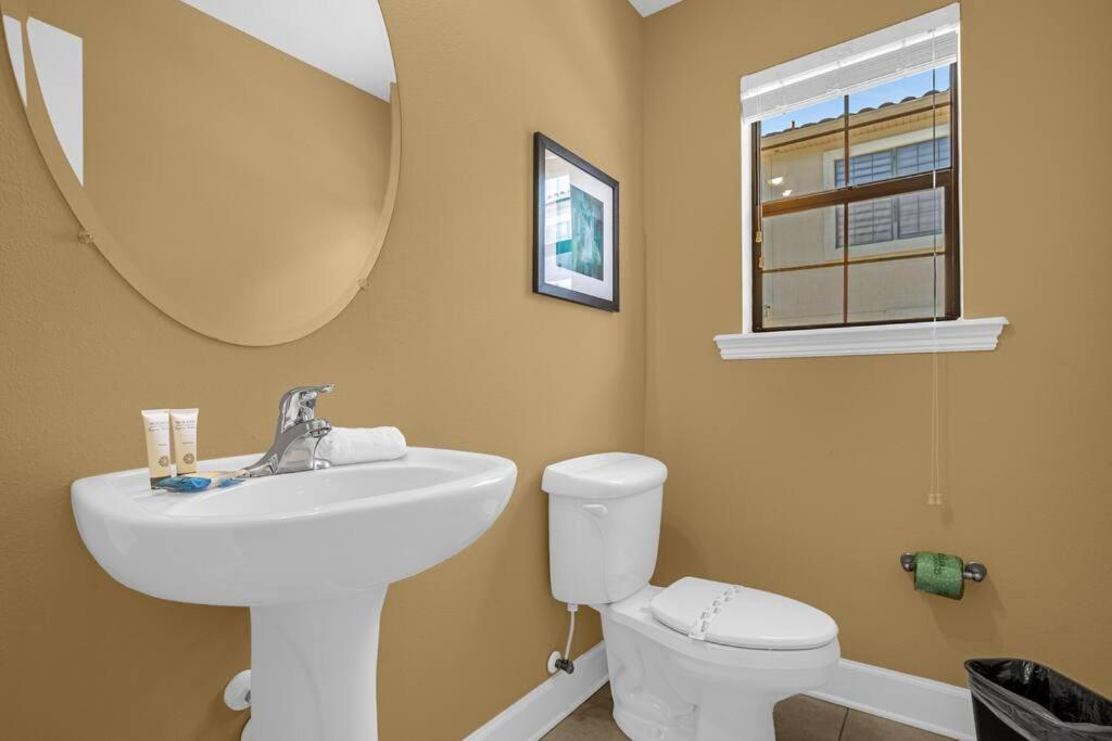 Themed 4br Family Townhome Inside Area *