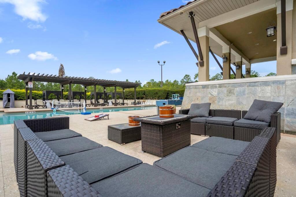 Themed 4br Family Townhome Inside Area *