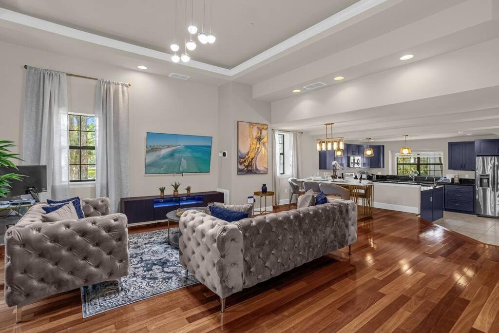 Themed 4br Family Townhome Inside Area *