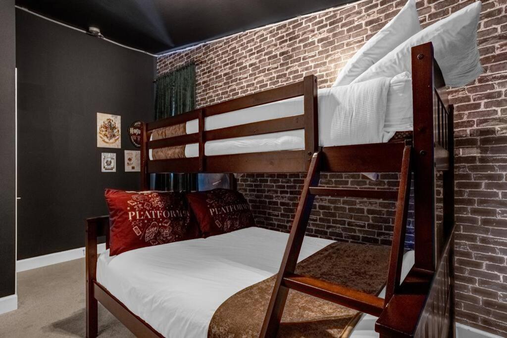 Themed 4br Family Townhome Inside Area