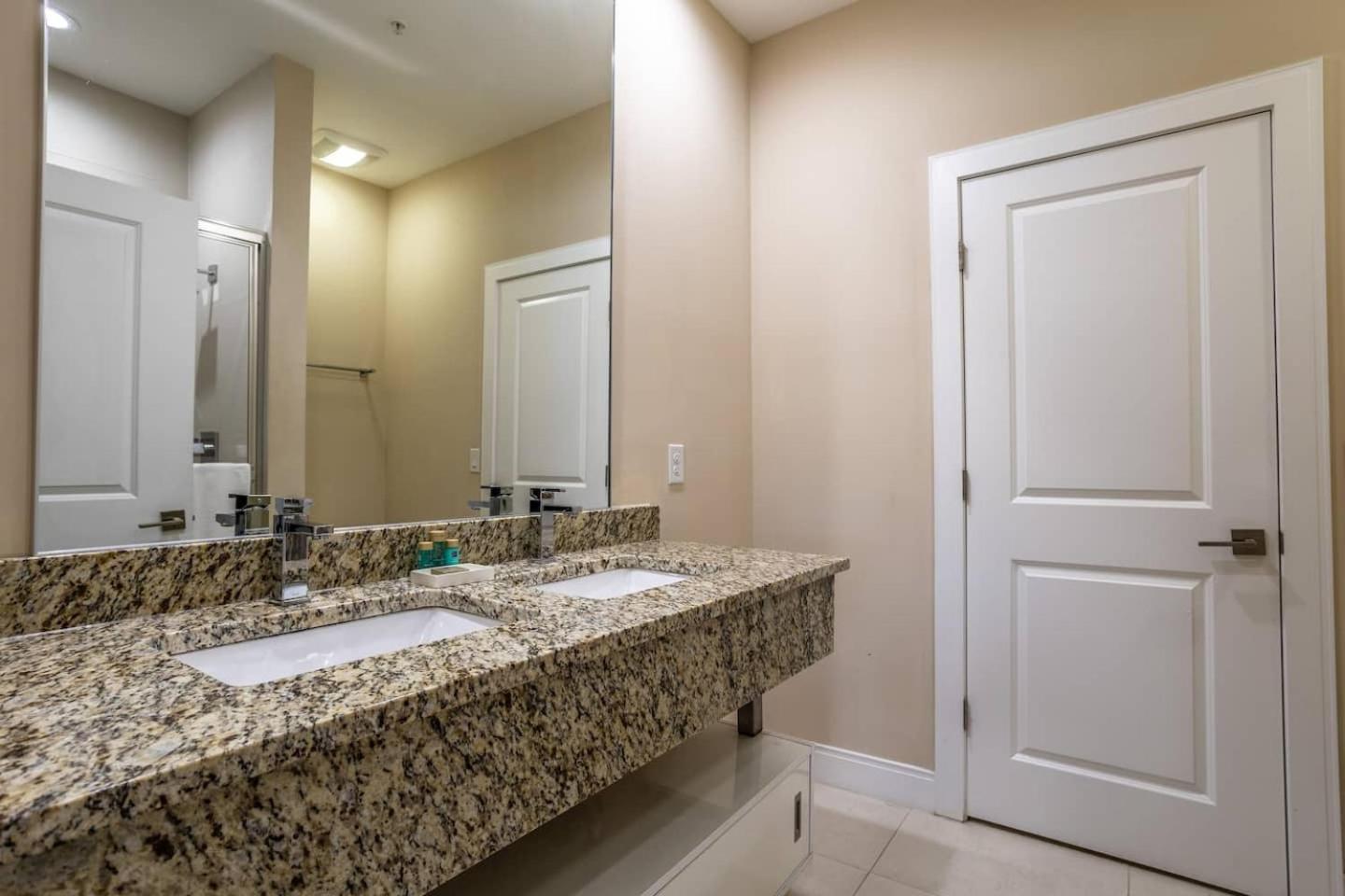 Holiday home Disney Dreams! 4Br Game Room Gym!