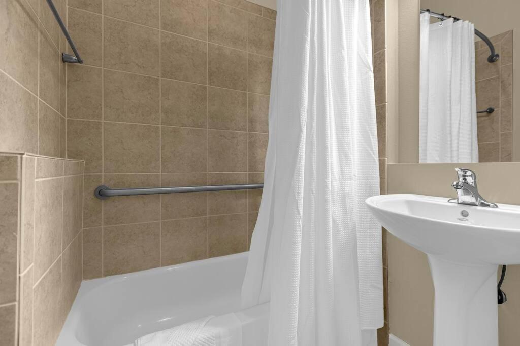 Stunning 4br Family Townhome 5 Min From World *