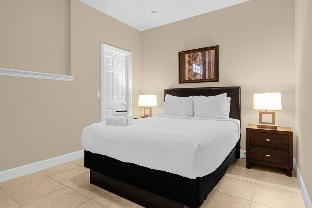 Stunning 4br Family Townhome 5 Min From World *