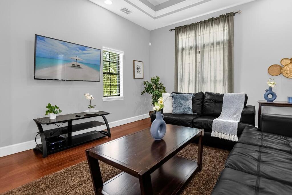 Stunning 4br Family Townhome 5 Min From World *