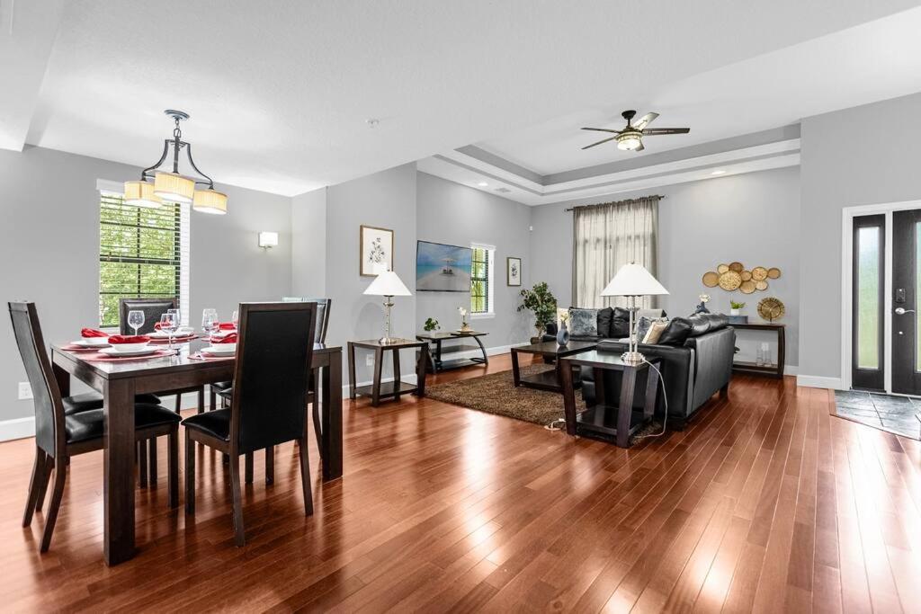 Stunning 4br Family Townhome 5 Min From World *