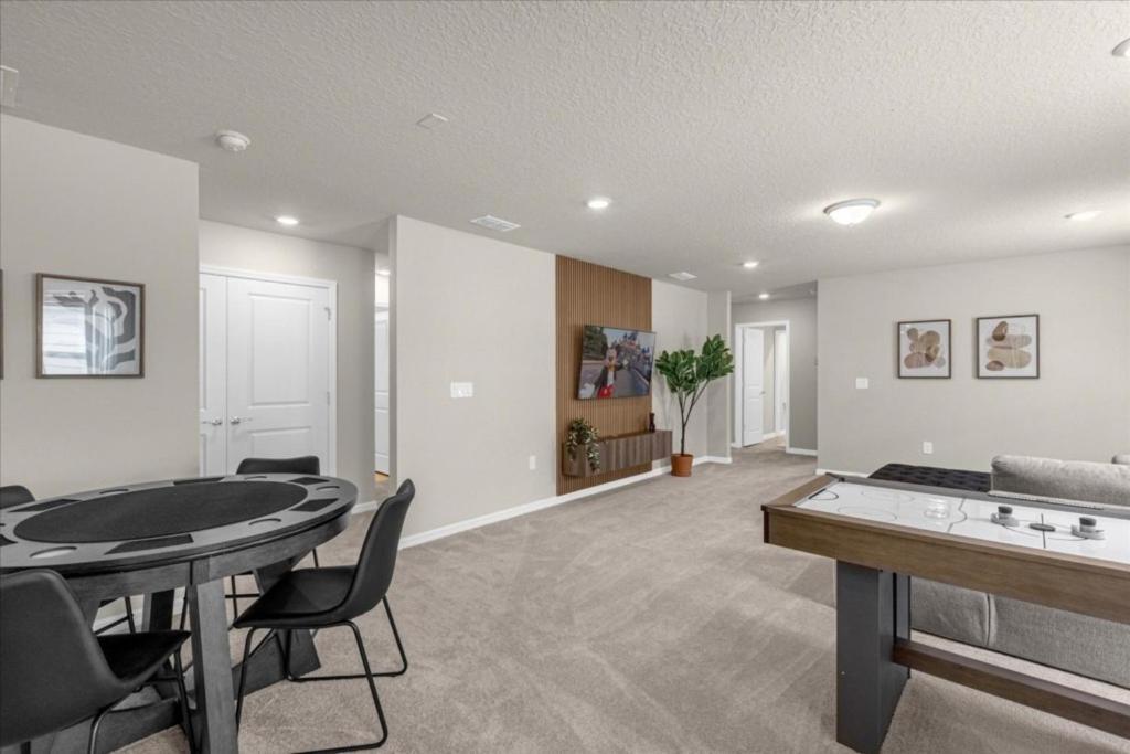 7 Bedrooms- 5,5 Bathrooms- Windsor Cay 1261 Er Orlando