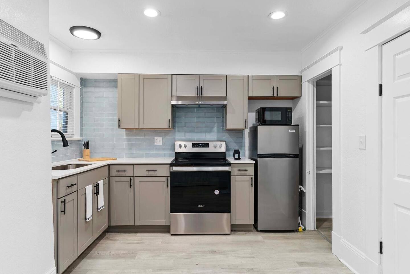 Pet-Friendly 1Br Wi-Fi Full Kitchen *