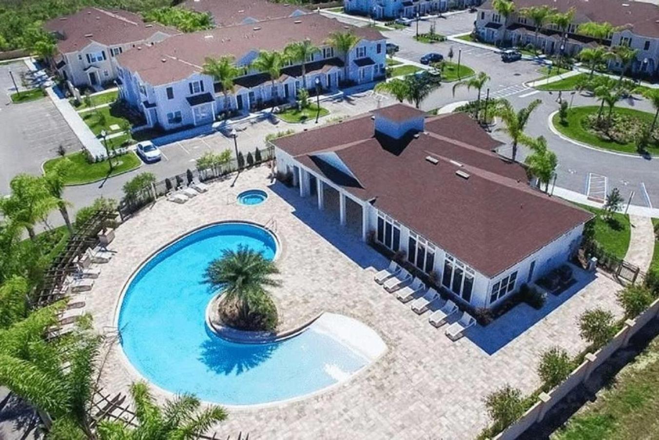Great And Practical Townhouse In Gated Community, Sleeps 6 10 Min To Disney! Holiday home Orlando