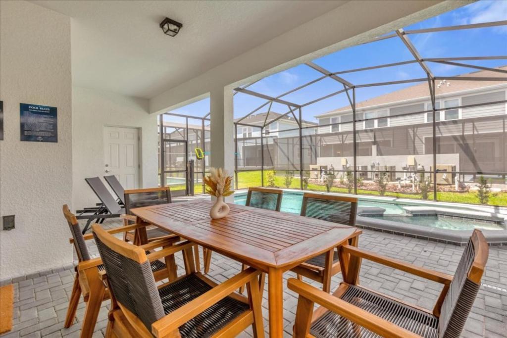 7 Bedrooms- 5 Bathrooms- Windsor Cay1285er