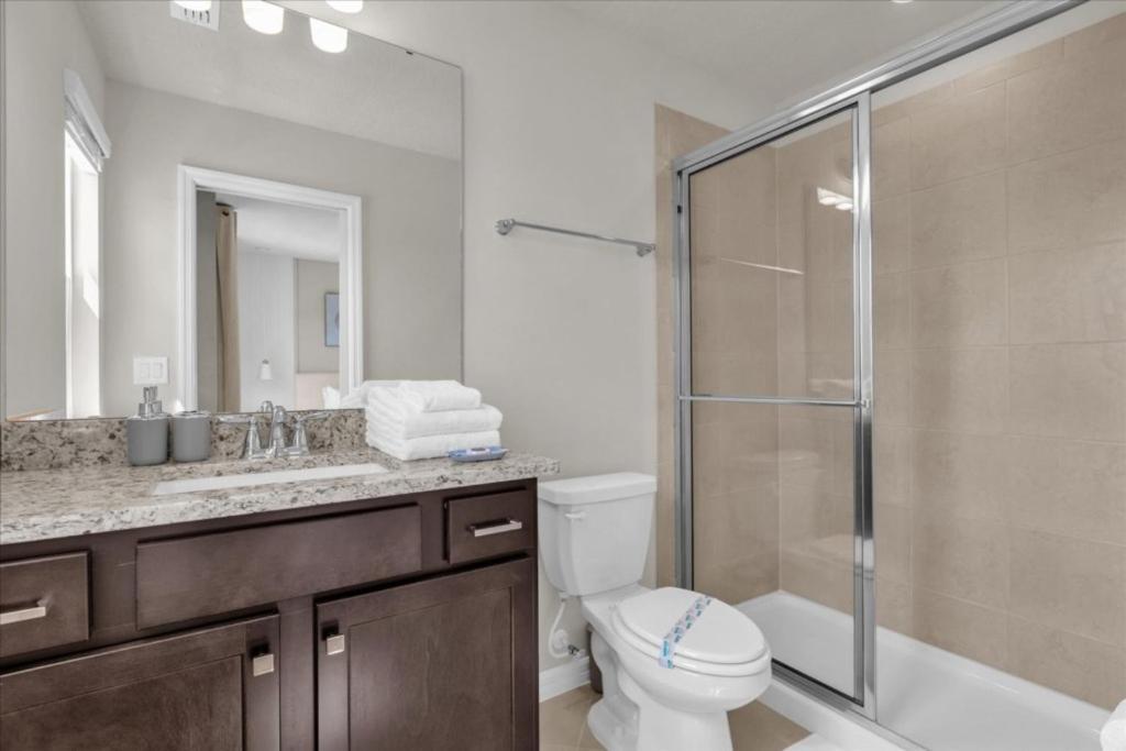 7 Bedrooms- 5 Bathrooms- Windsor Cay1285er Holiday home