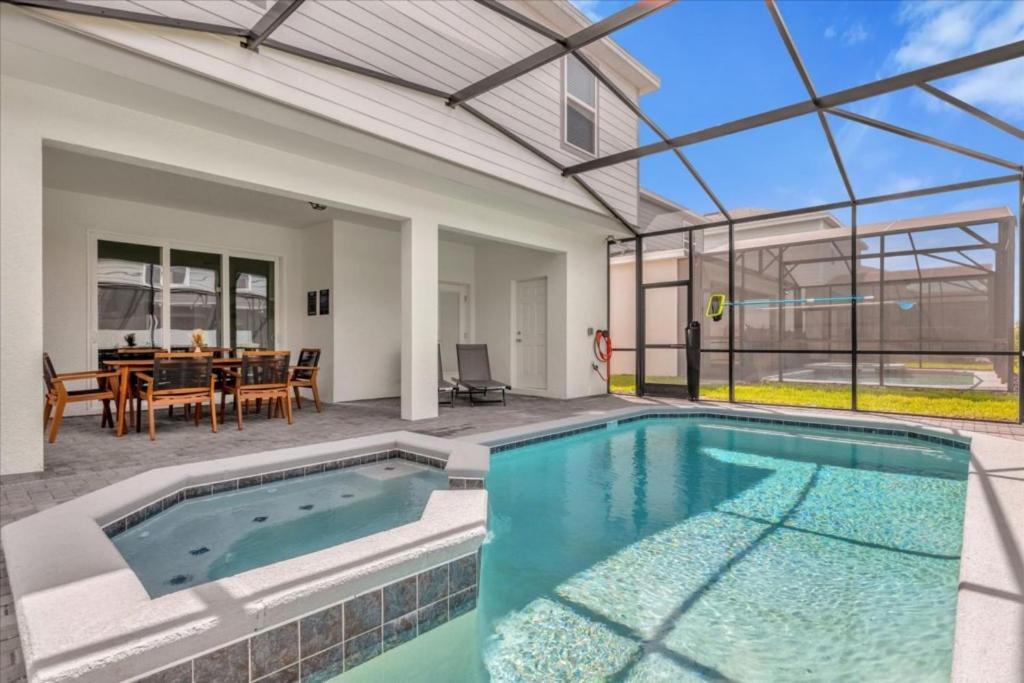 7 Bedrooms- 5 Bathrooms- Windsor Cay1285er *