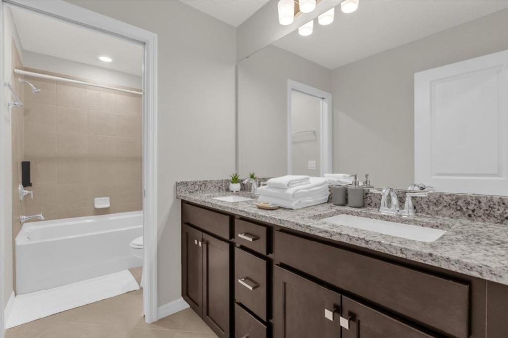 7 Bedrooms- 5 Bathrooms- Windsor Cay1285er Orlando