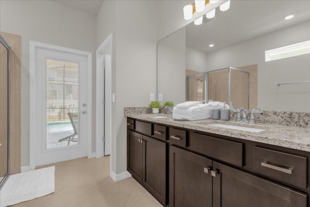 7 Bedrooms- 5 Bathrooms- Windsor Cay1285er