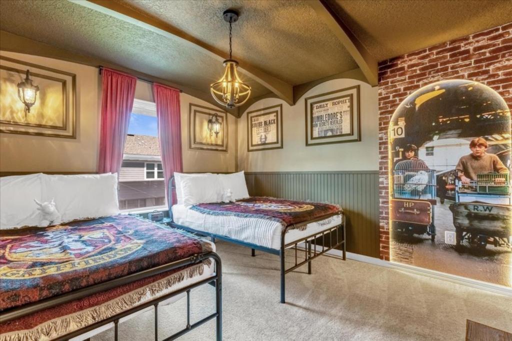7 Bedrooms- 5 Bathrooms- Windsor Cay1285er