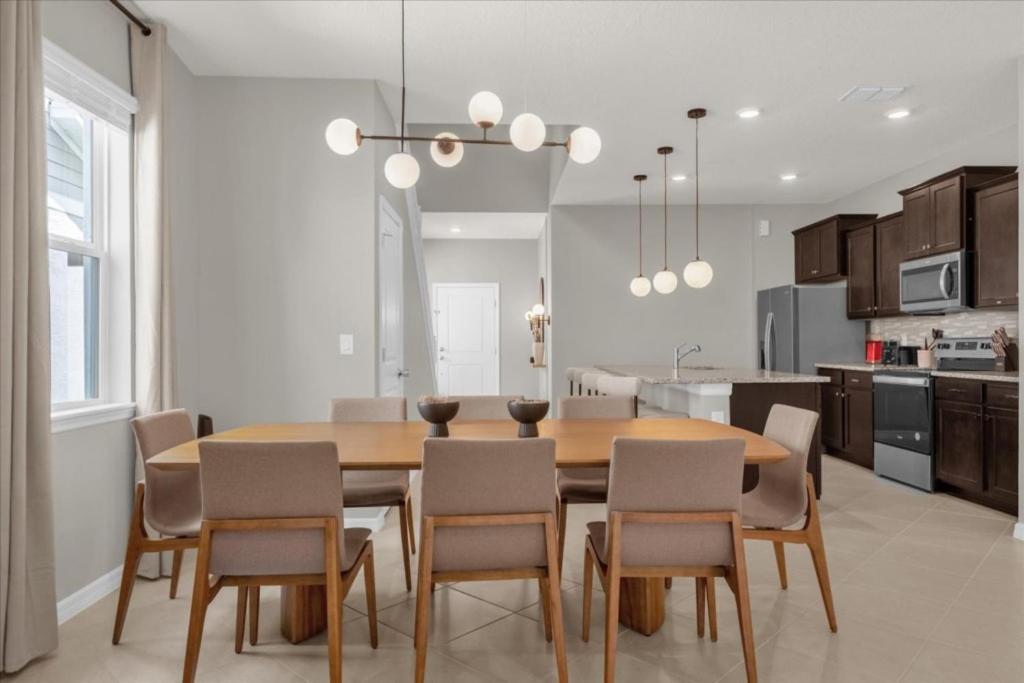 7 Bedrooms- 5 Bathrooms- Windsor Cay1285er * Orlando