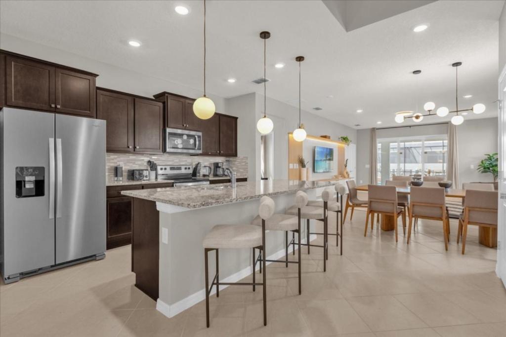 7 Bedrooms- 5 Bathrooms- Windsor Cay1285er Holiday home