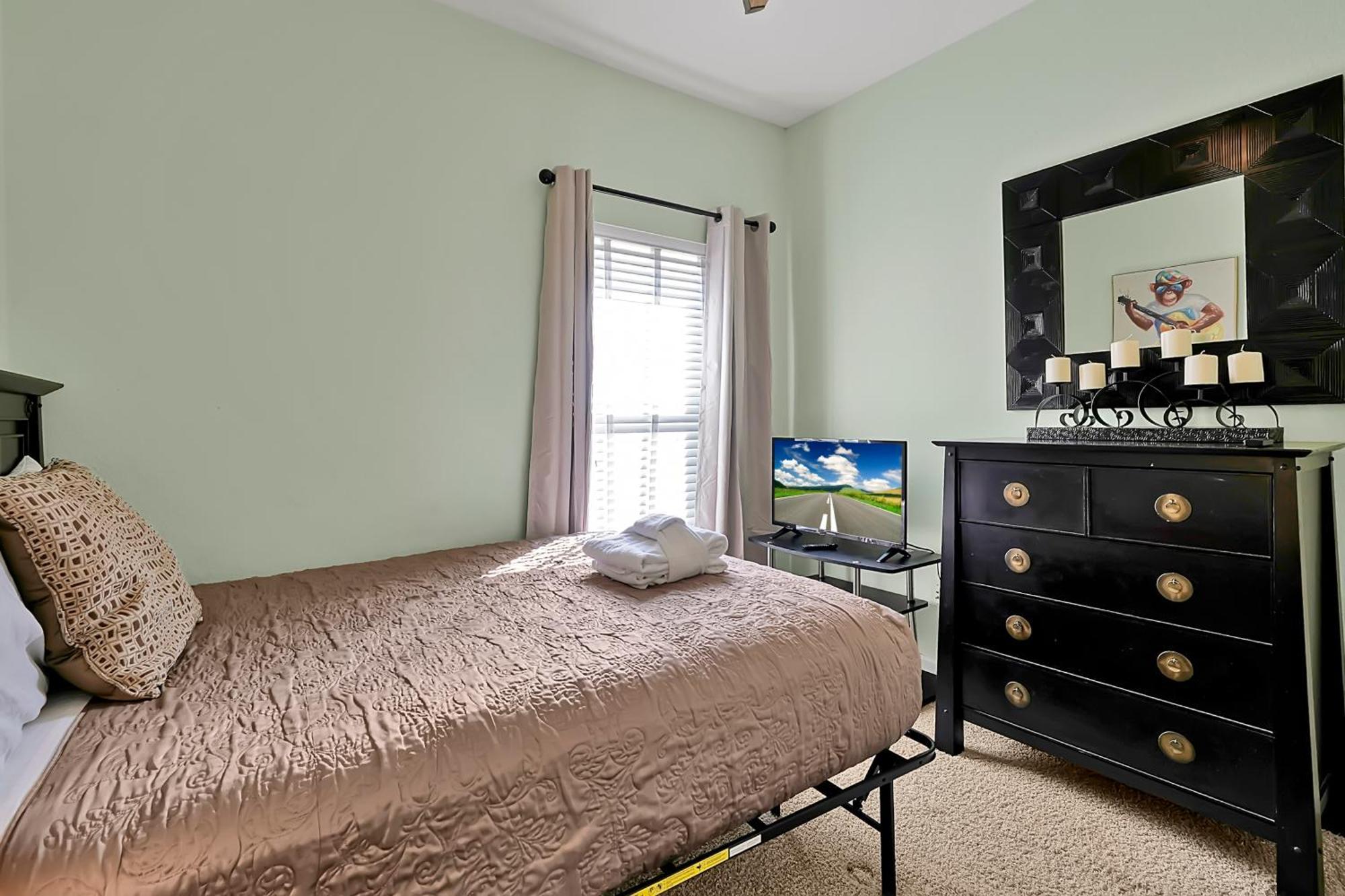 Entire W/ Private Pool,gated Near Holiday home *