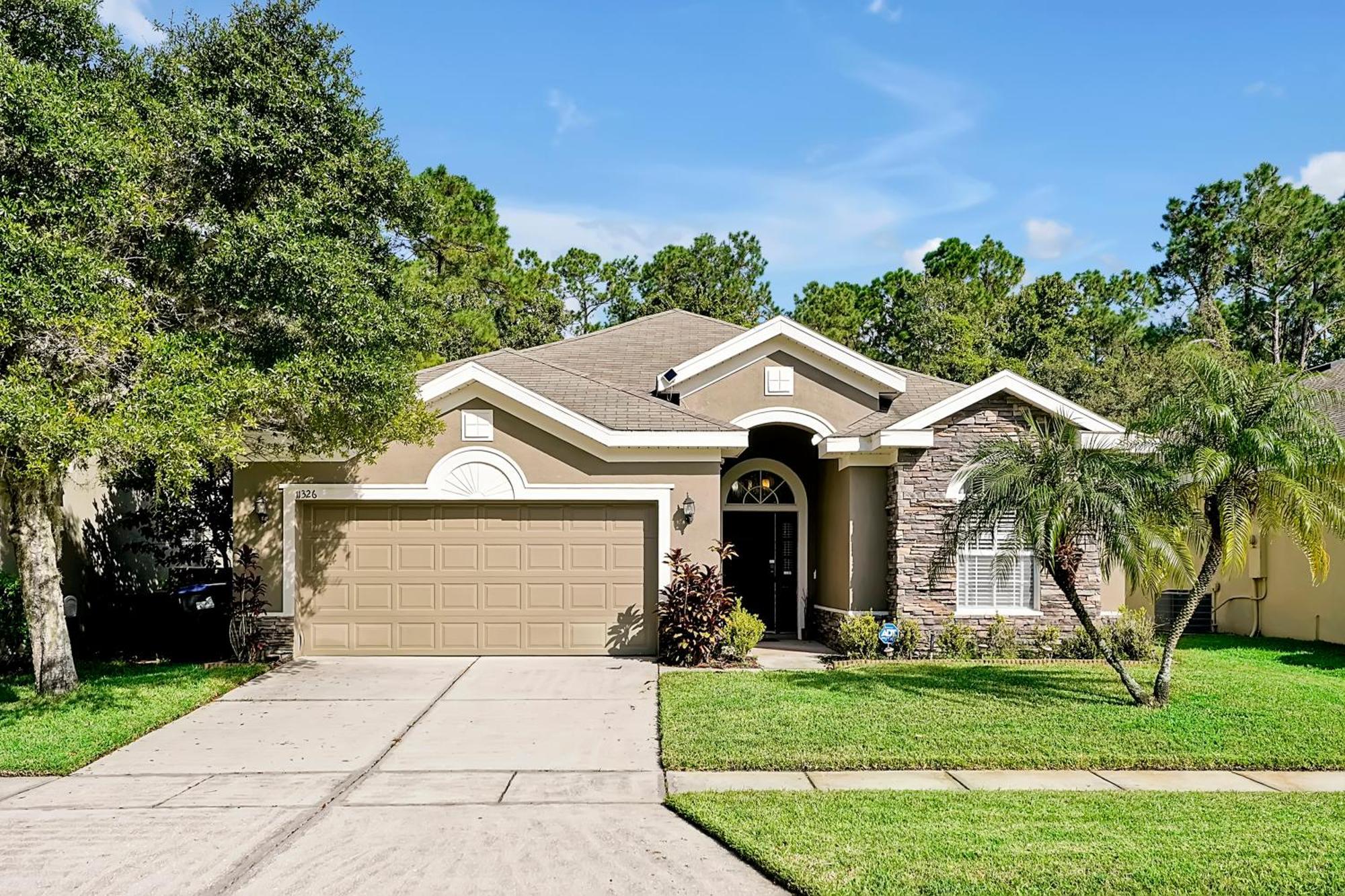 Entire W/ Private Pool,gated Near Holiday home