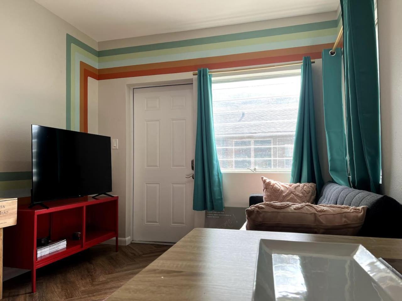 Downtown Groovy Studio Apartment *