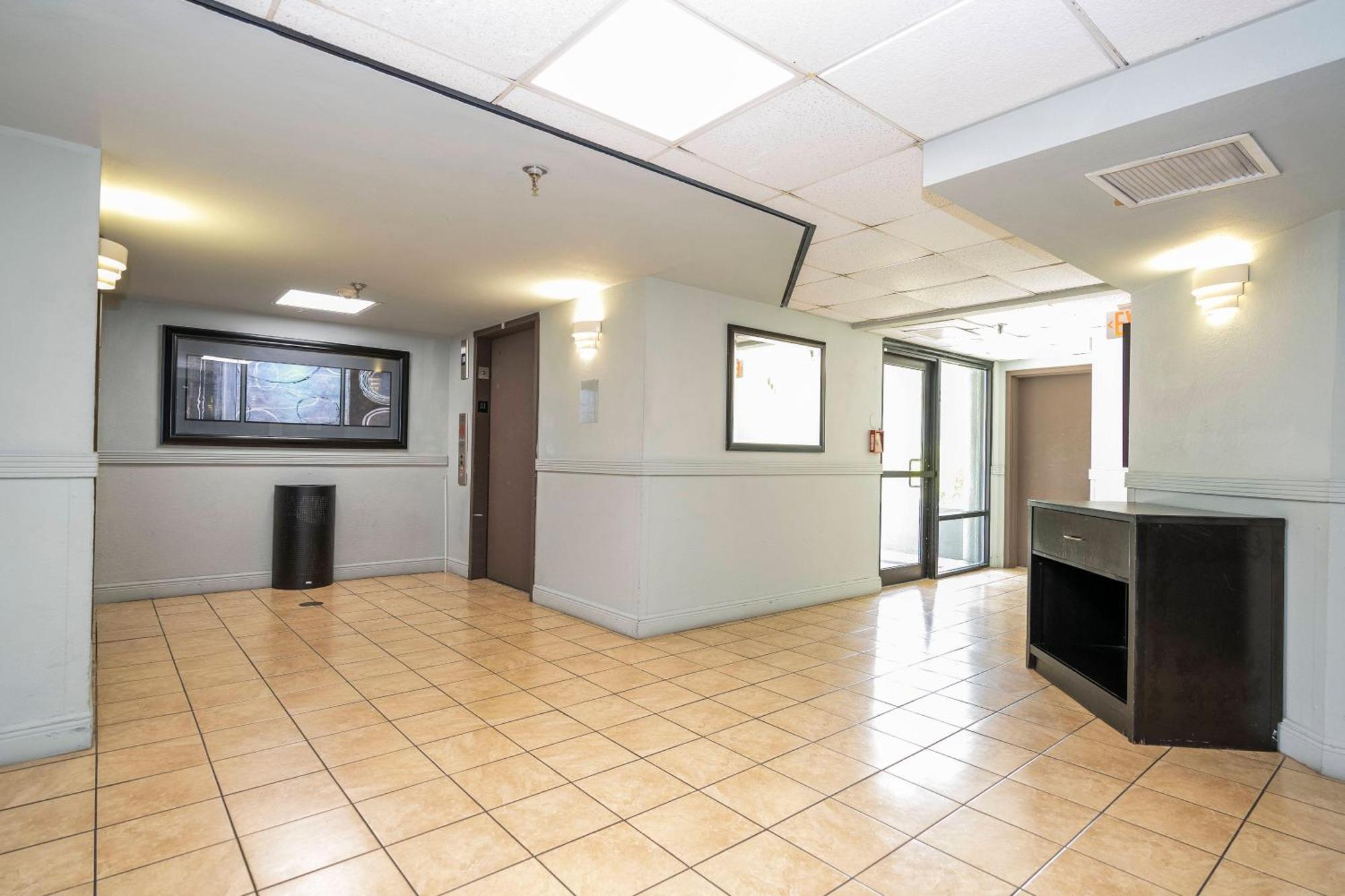 Cozy 2br Condo-modern-best Location-6165 Orlando