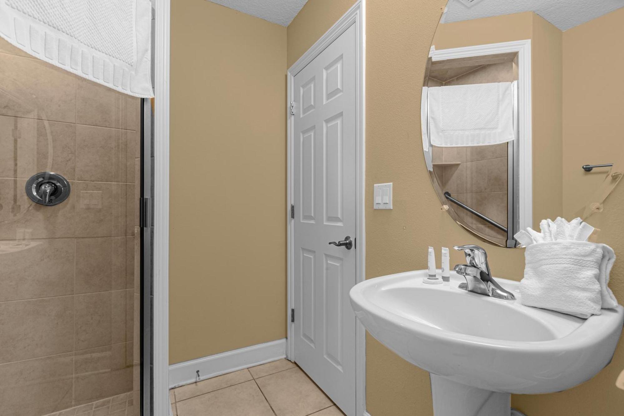 Cozy & Elegant 4br Enchanted Townhouse - 1 Mile To With Pool, Gym, & Jacuzzi Holiday home *