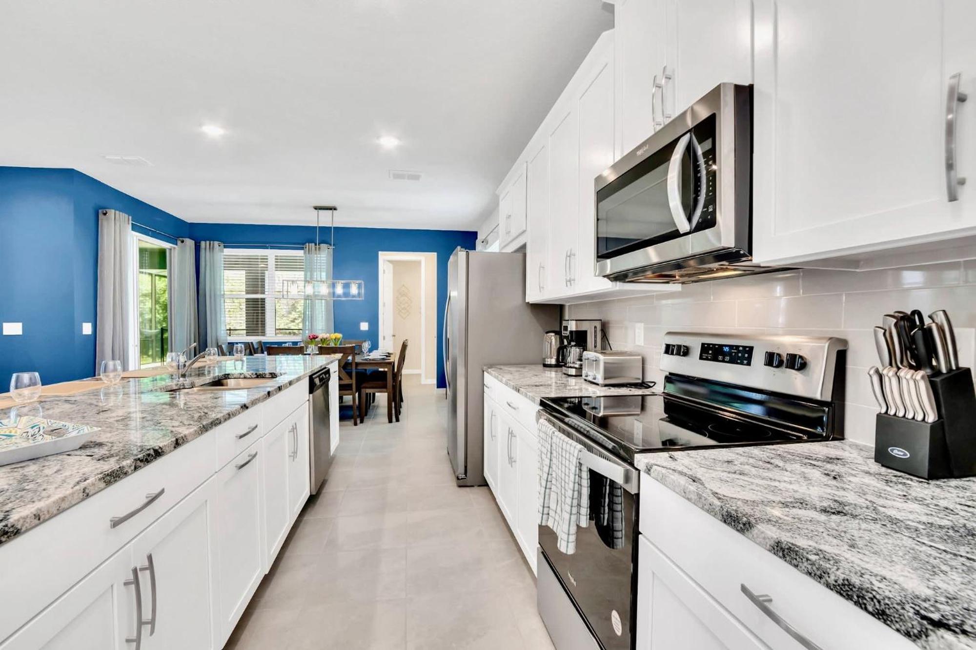 Stunning Rare Front 7br - Sleeps 14 - Pool, Hot Tub, & Games!