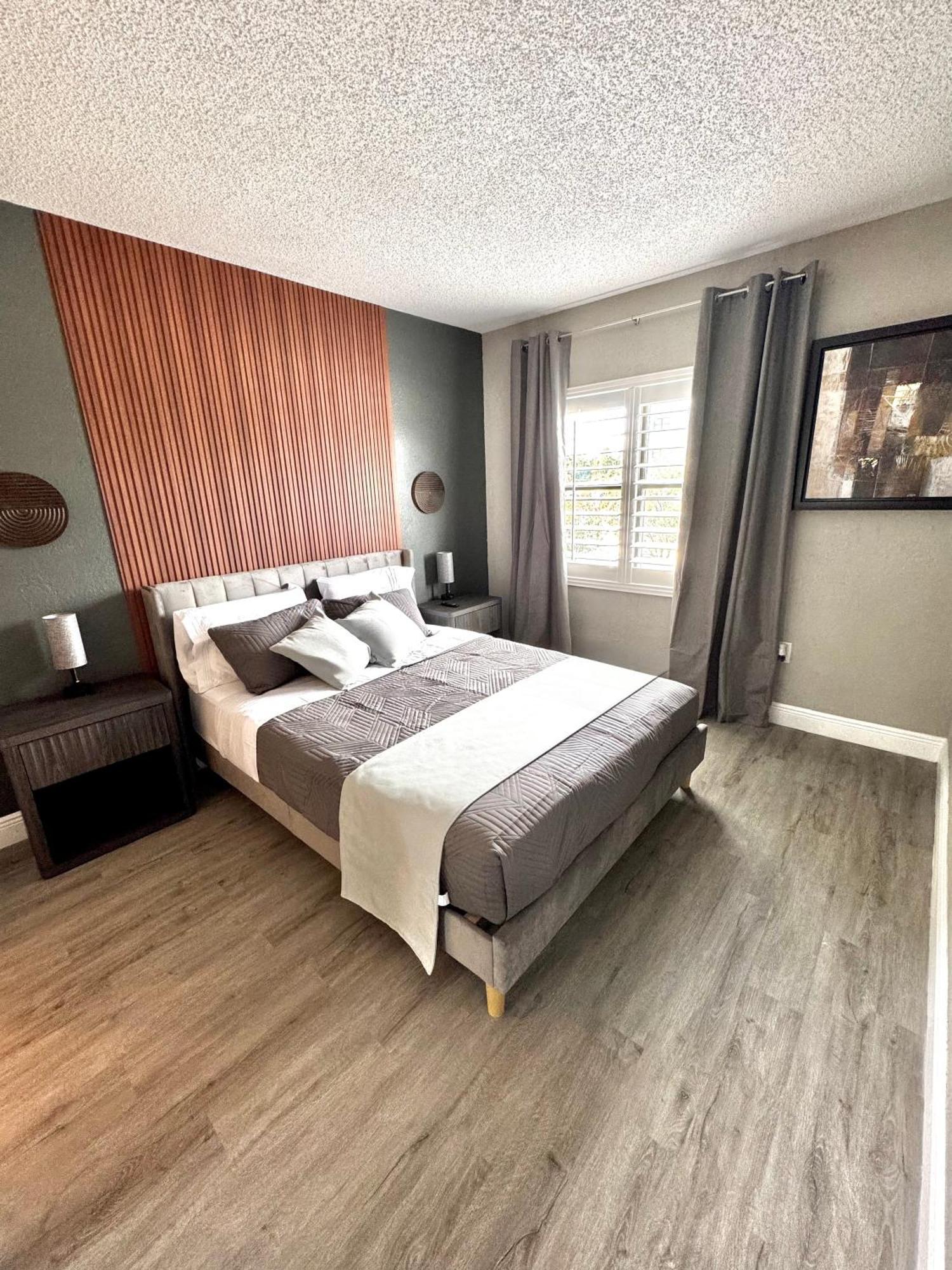 Cheti - 1 Mile From Universal Apartment *