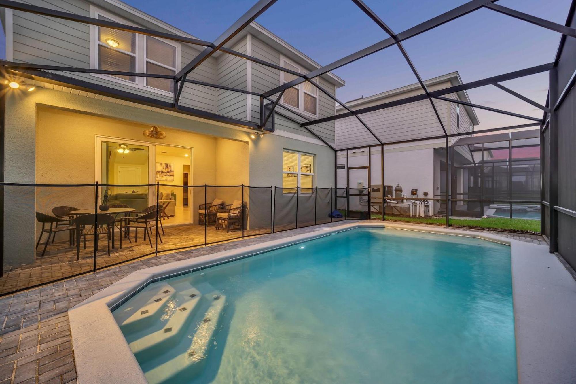 Family-friendly 5-bedroom With Pool In Windsor Cay Holiday home