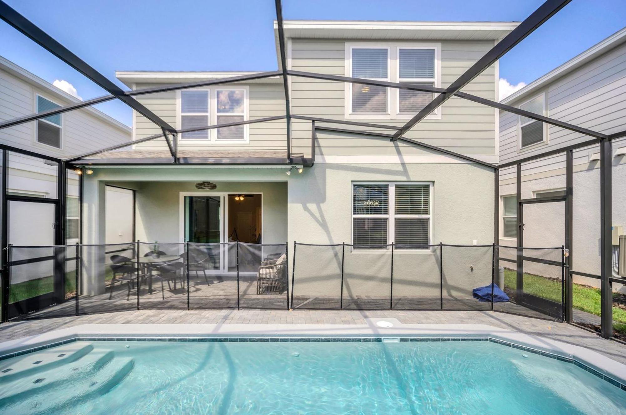 Family-friendly 5-bedroom With Pool In Windsor Cay