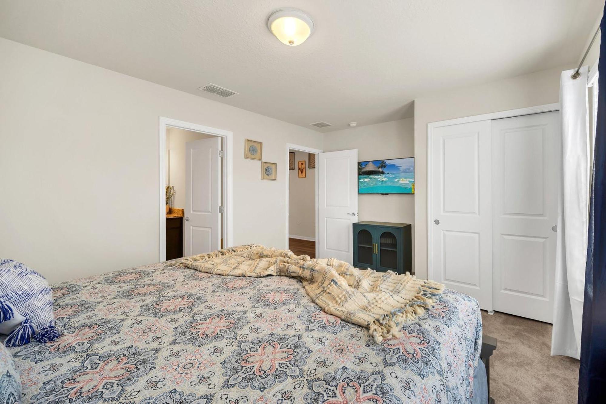 Family-friendly 5-bedroom With Pool In Windsor Cay Holiday home