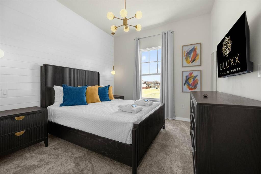 Dluxx Vacay 4 Miles From 5 7599 Holiday home *