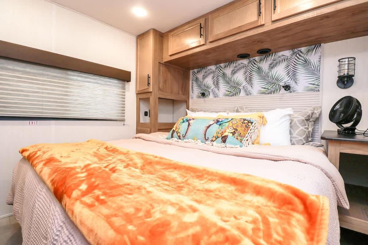 Holiday home Funtropicaltinyhomegolfcartlake