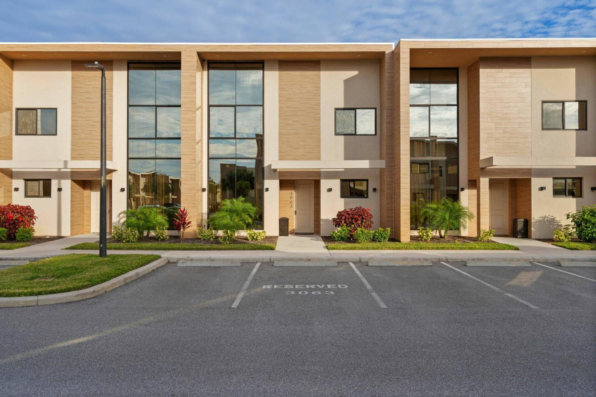 Elegant Escape: 4br Near Views Orlando