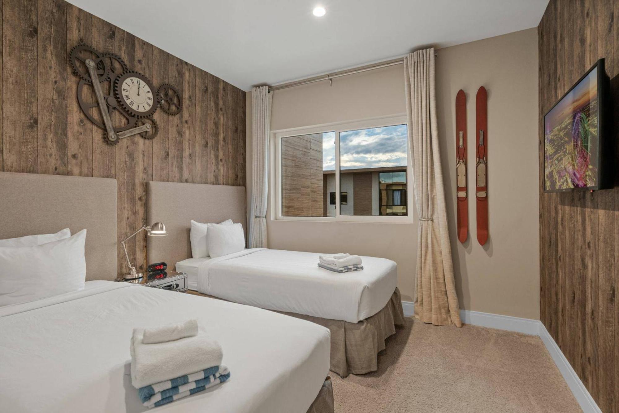 Elegant Escape: 4br Near Views Holiday home