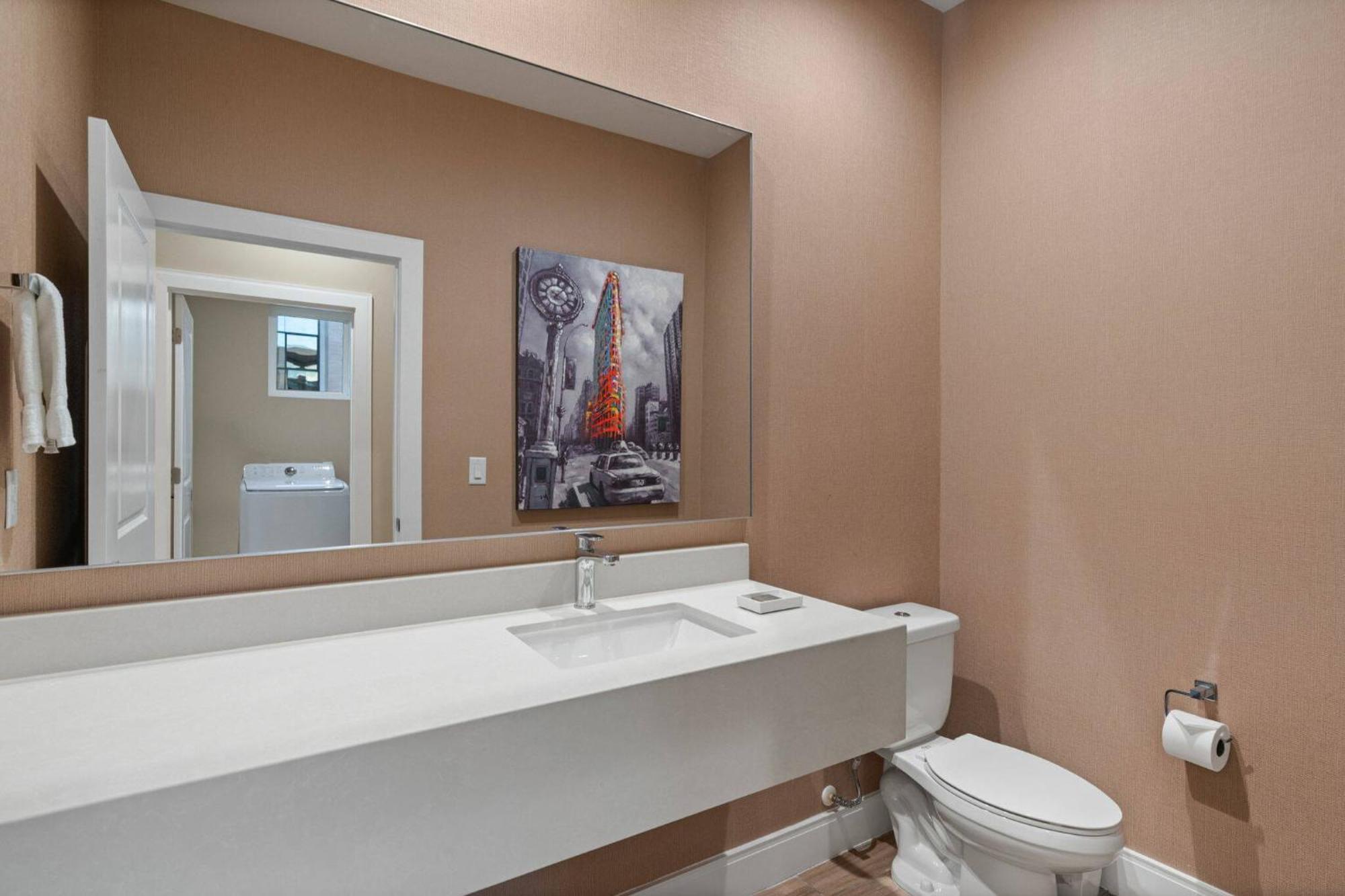 Elegant Escape: 4br Near Views Holiday home