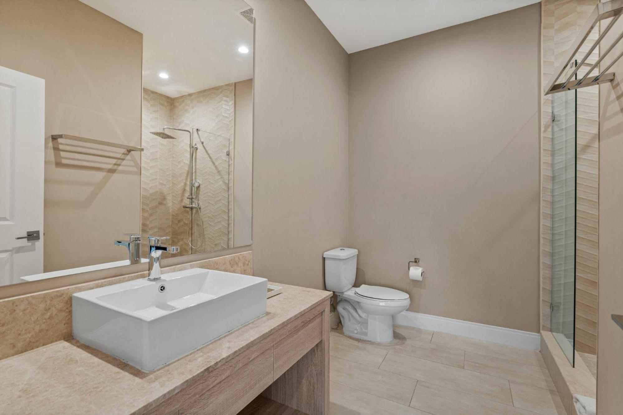 Holiday home Elegant Escape: 4br Near Views *