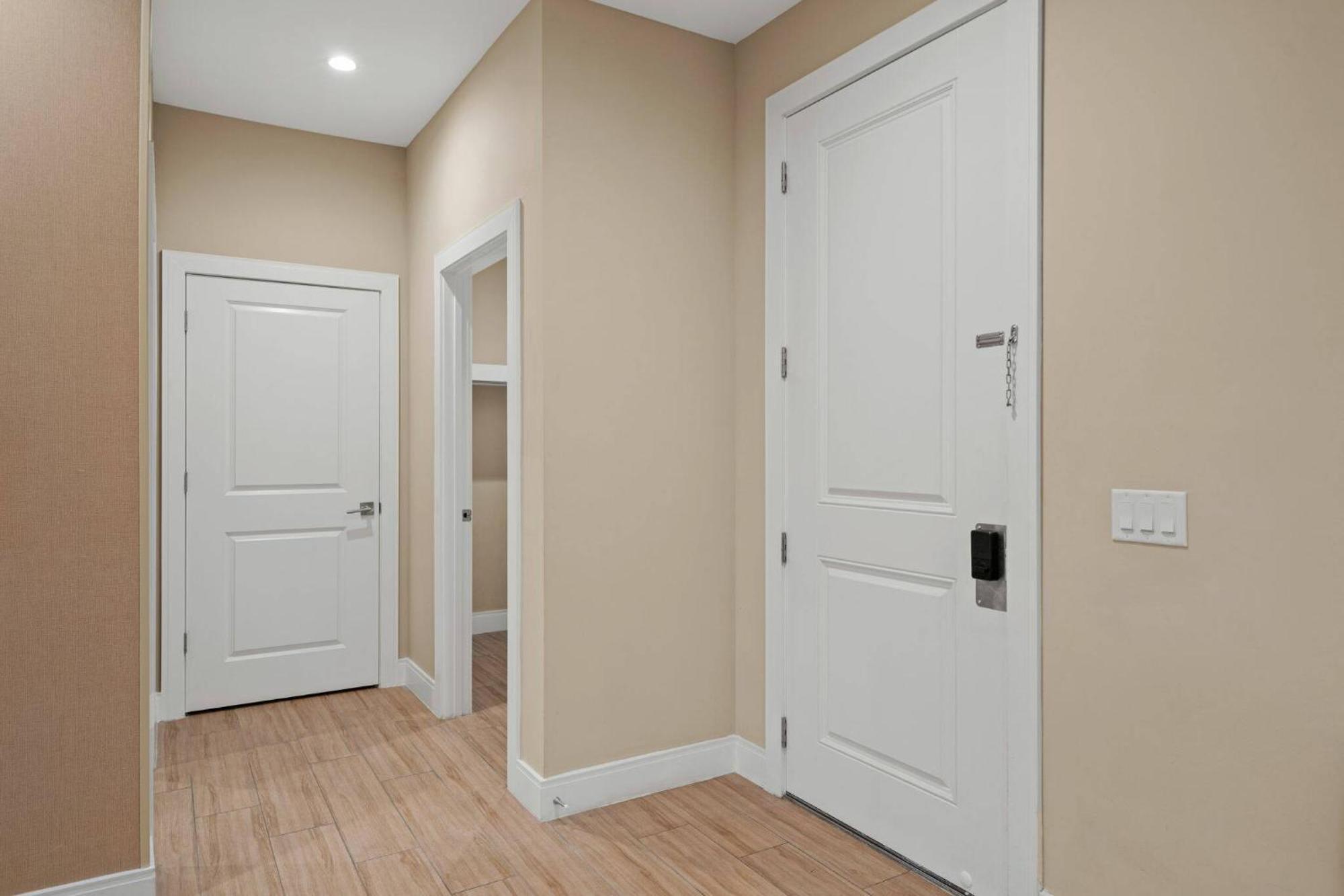 Elegant Escape: 4br Near Views Holiday home