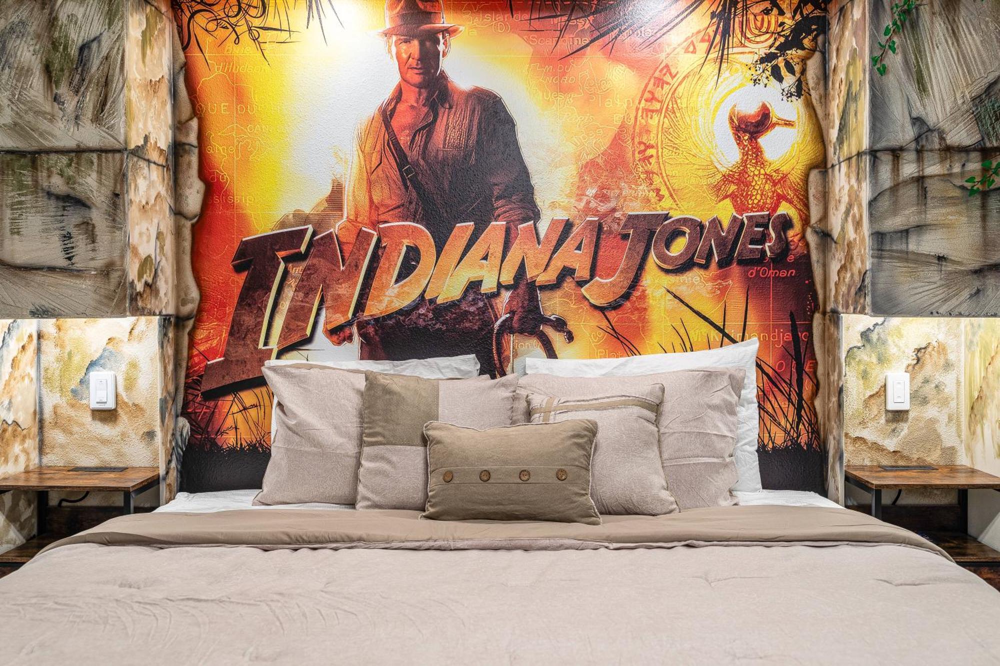 Themed Retreat 6br W Magical Private Pool Holiday home