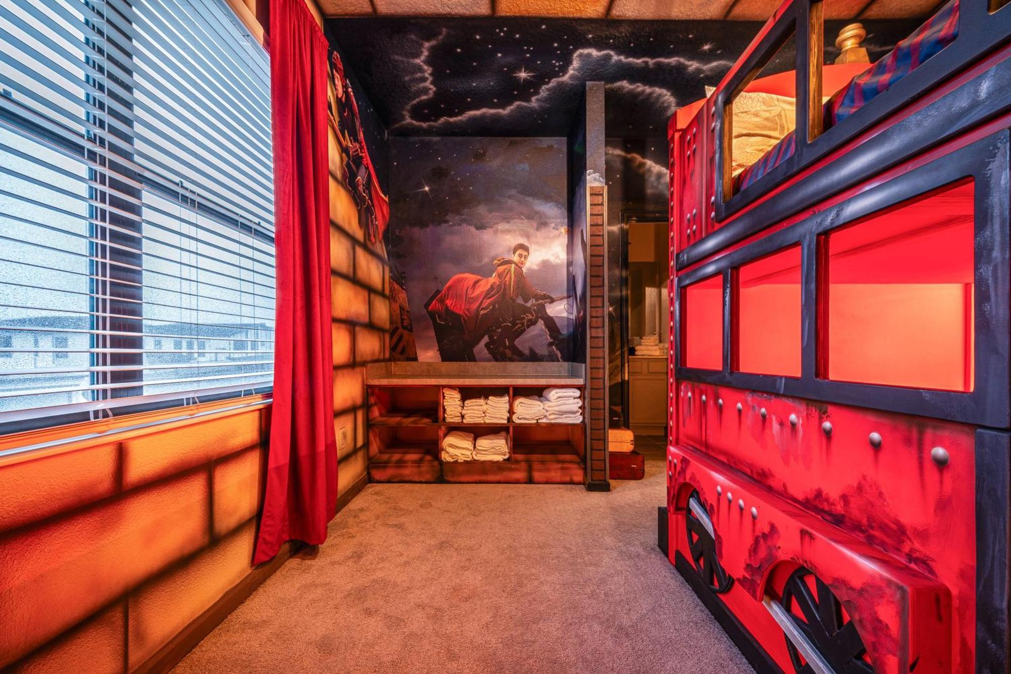 Themed Retreat 6br W Magical Private Pool Holiday home *