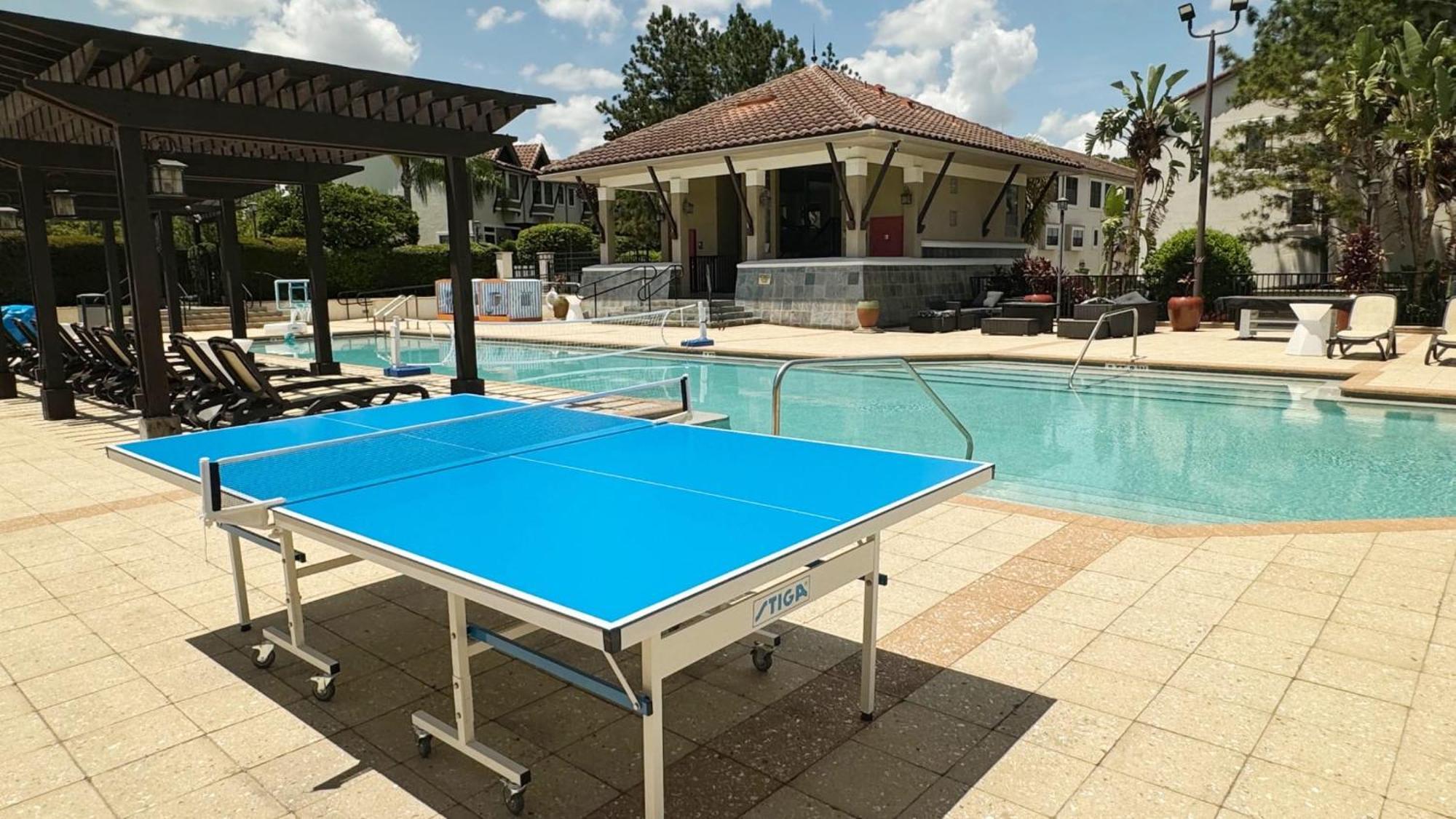 Deluxe Townhome - 5 Minutes From Holiday home